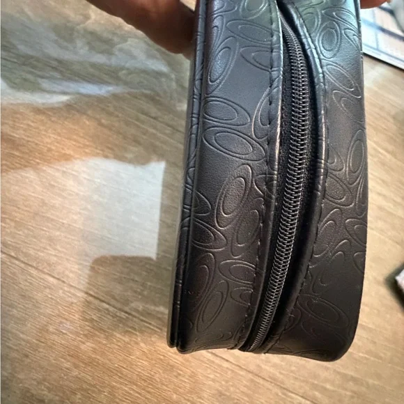 Oakley Black Embossed Case with Patterned Pouch - Picture 3 of 8